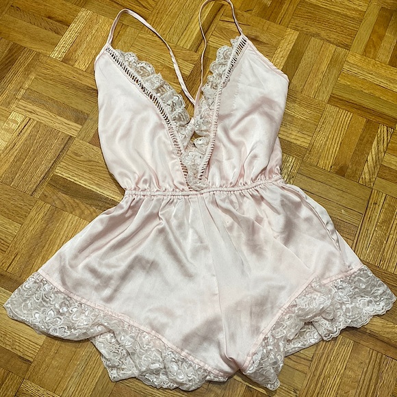 Missguided Lace satin Teddy in Pastel Pink - Picture 2 of 7